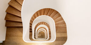 Das Bild zeigt eine Architektur Innenaufnahme einer Treppe